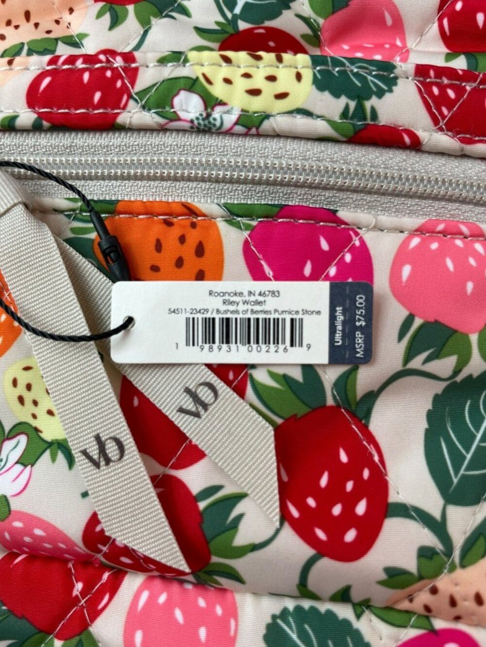 Vera Bradley Riley Wallet Bushels Of Berries Print Zipper & Snap MSRP$75 NWT - Picture 5 of 5